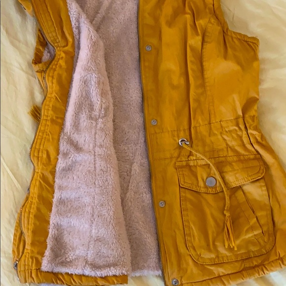 Yellow Vest - Picture 4 of 4